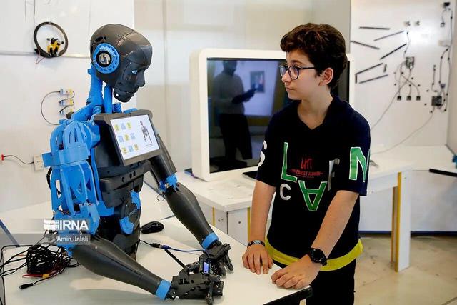 آموزش ۲۸۰ هزار معلم و یک میلیون دانش‌آموز غیرانتفاعی در طرح ملی هوش مصنوعی