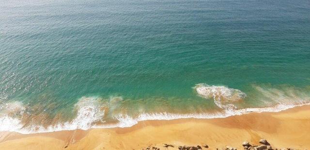 ببینید | ساحل زیبا و دیدنی کُمب یا ساحل تراس چابهار، دومین ساحل بلند ایران