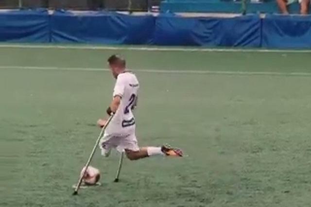 ببینید | ضربه ایستگاهی دیدنی در فوتبال توسط یک فوتبالیست قطع عضو با یک پا!