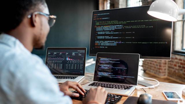 ۹۸ میلیون هزینه جذب برنامهنویس