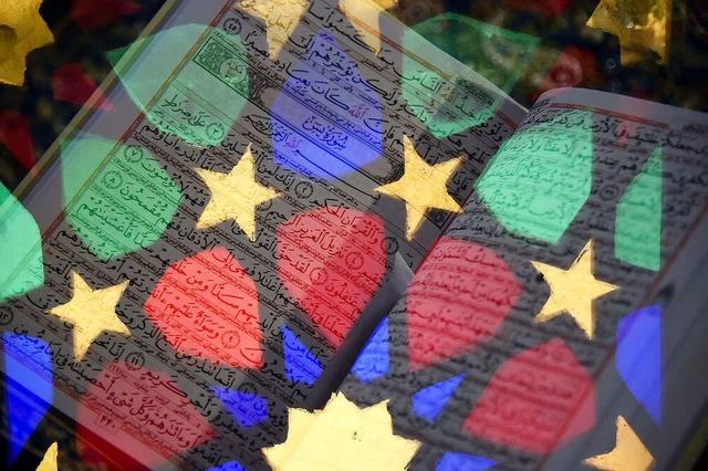 قرآن در ویترین مغازه‌ها