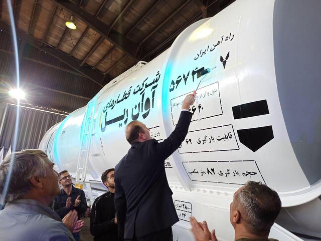 رونمایی از نخستین واگن حمل بنزین کشور در اراک