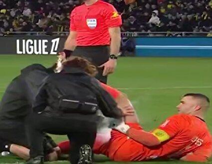 ببینید / مصدومیت نمایشی؛ فرصتی برای افطار بازیکنان روزه‌دار