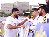 تجلیل از جانبازان ناو دنا پیش از بازی تیم ملی