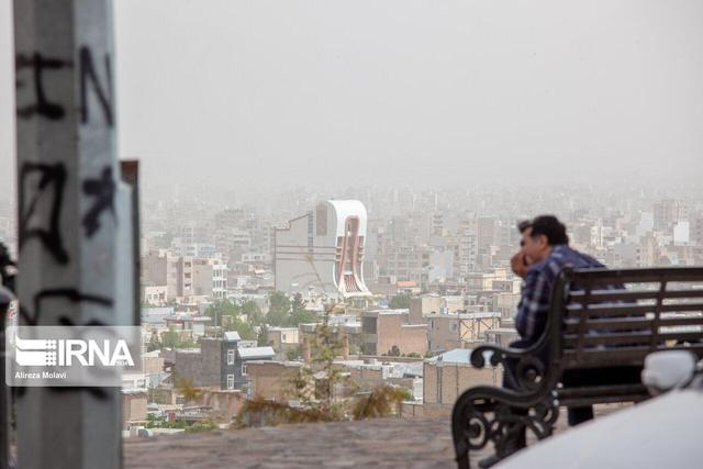 فیلم | آلودگی هوا و شکستن درختان به دلیل وزش باد در کرمانشاه