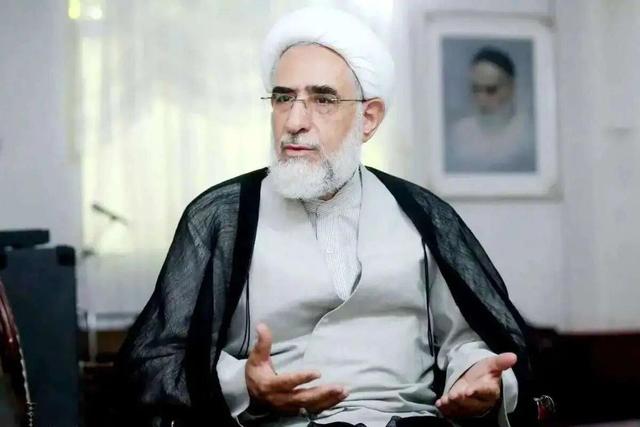 هشدار درباره نفوذ جریان های سیاسی تندرو در تریبون های تجمعات شبانه/ منتجب نیا: ظریف دیپلماتی کم نظیر در ایران است