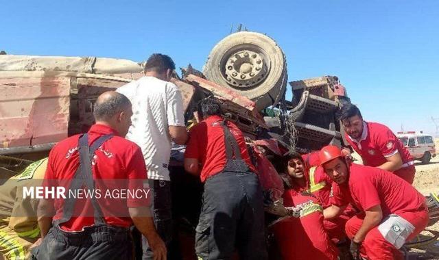 واژگونی تانکر سوخت در محور دامغان به شاهرود؛ عملیات برای نجات مصدوم