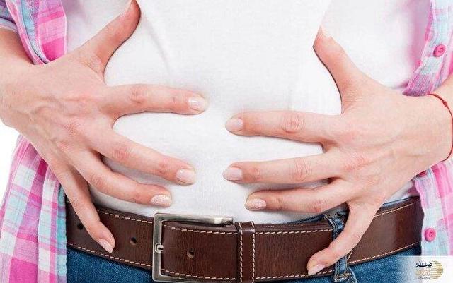 چرا بعد از نوشیدن آب نفخ می‌کنیم؟ + راه‌های پیشگیری و درمان