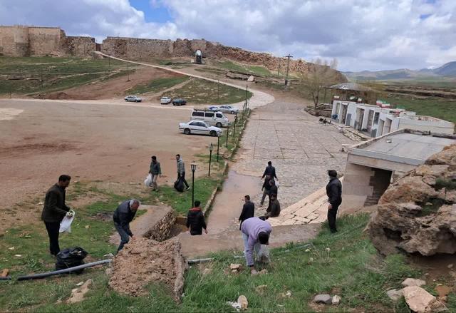 میراث‌دوستان محوطه مجموعه جهانی تخت سلیمان را پاکسازی کردند