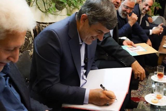 تجلیل استاندار یزد از خوشنویس و فعال قرآنی این استان