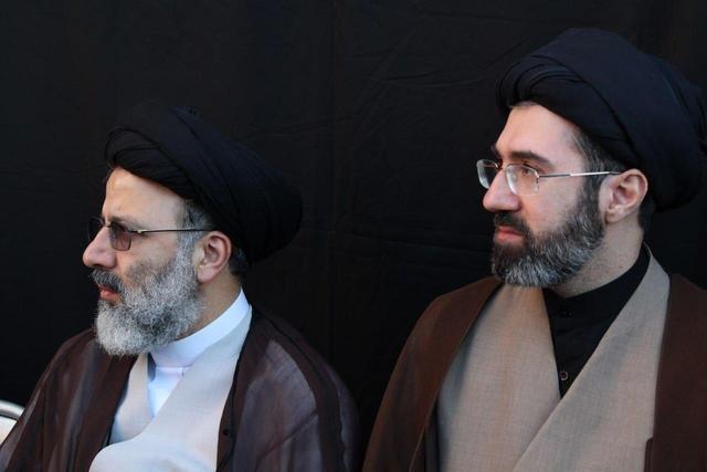 ابراهیم رئیسی در کنار آیت الله سید مجتبی حسینی خامنه‌ای + تصویر