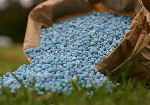 انبار غیرفعال در شهرک صنعتی سمنان محل احتکار یک‌هزارتن کود شیمیایی بود