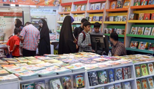 دومین روز نمایشگاه کتاب کانون؛ از قصه-نمایش تا روایت تاریخ پرچم ایران بر صفحات کاغذی