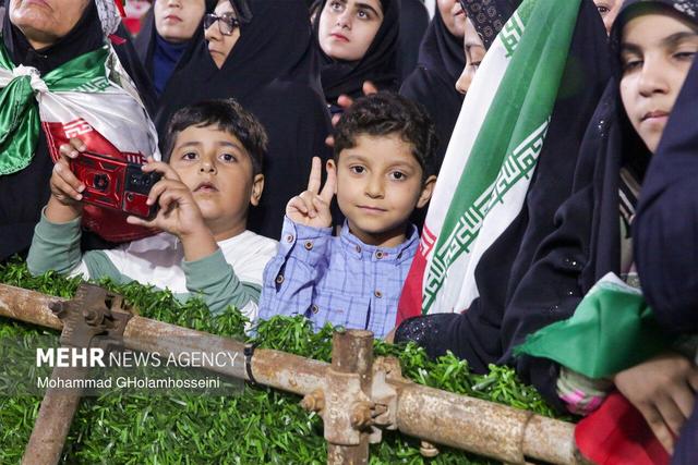 رجز خوانی دهه نودی‌های دلگانی علیه دشمنان ایران