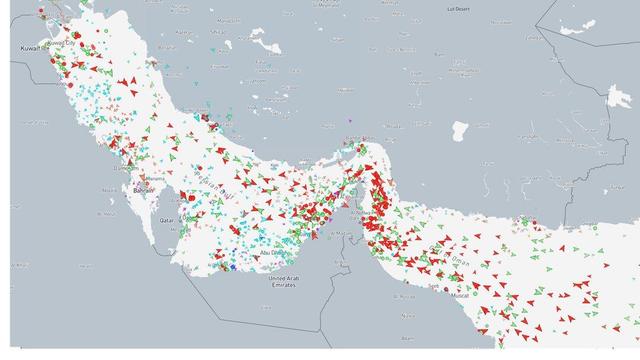 قدرت‌نمایی در تنگه هرمز؛ ۲۴۰ کشتی پشت دروازه‌های ایران ماندند!