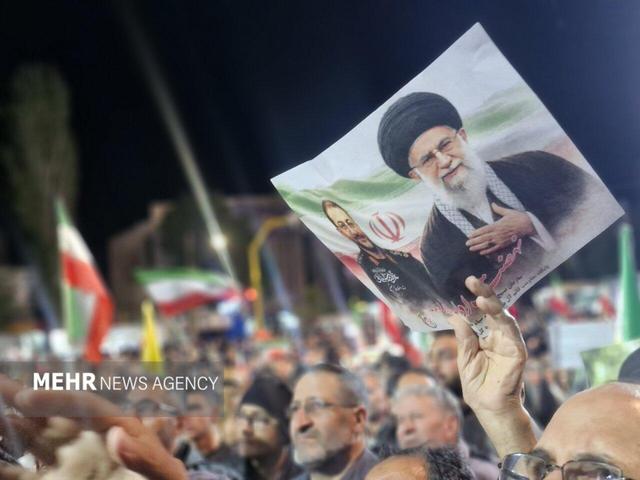 حضور پرشور و باشکوه مردم ایلام در میدان ۲۲ بهمن
