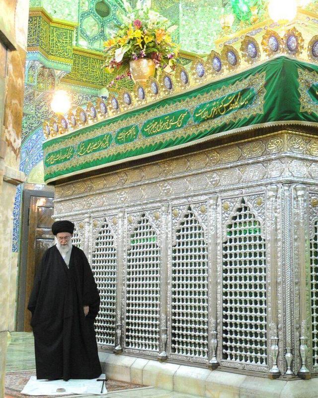 انتشار برای اولین‌بار؛ فیلم تشرف رهبر شهید انقلاب به حرم کریمه اهل‌بیت (س)