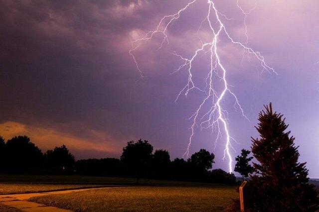 هشدار نسبت به تشدید حوادث صاعقه‌زدگی؛۴ نفر در آذربایجان غربی فوت کردند