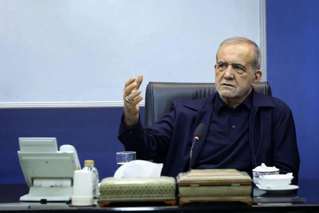 پزشکیان: واردات کالاهای لوکس نباید منابع ارزی کشور را ببلعد/ منطقی نیست که منابع محدود کشور در اختیار صنایعی قرار گیرد که بازدهی پایینی دارند/ واحدهای تولیدی که انرژی را با نرخی پایین‌تر از قیمت واقعی دریافت می‌کنند، موظف‌ هستند در مصرف آن صرفه‌جویی کنند