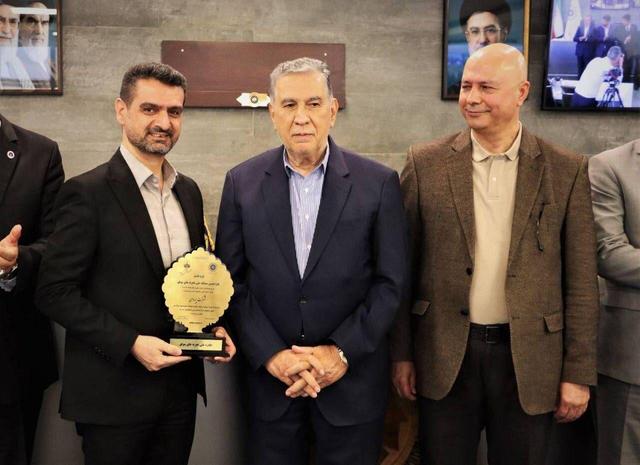 نشان افتخار جشنواره ملی بهره‌وری برای «دی‌دار» / بیمه دی بر سکوی نخست تحول دیجیتال