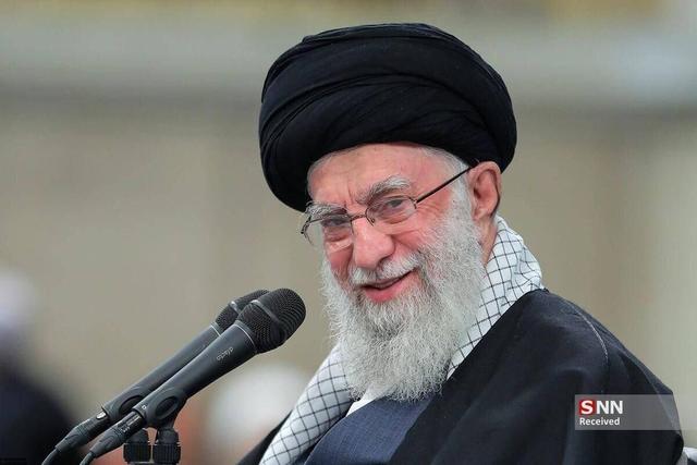 تصویر خاص و منتشر نشده از نماز رهبر شهید + عکس