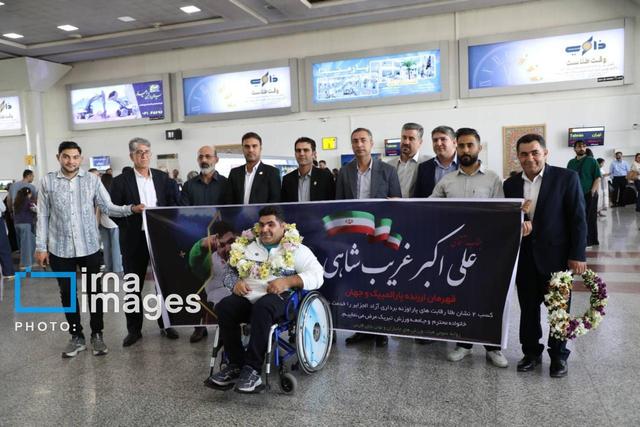 وزنه بردار طلایی از الجزایر به شیراز رسید؛ استقبال از قهرمان پرافتخار پارالمپیک