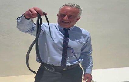 ببینید / ویدیوی رابرت کندی جونیور، وزیر بهداشت آمریکا از نجات همسرش از دو مار سیاه