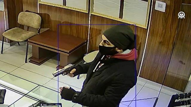 ببینید | لحظه غافلگیر کردن سارق مسلح توسط پلیس مخفی؛ شلیک به مجرم وسط دزدی از داخل آرایشگاه