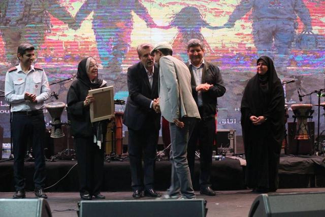 شبی برای قهرمانان بی‌ادعا؛ هنرمندان به احترام آتش‌نشانان ایستادند