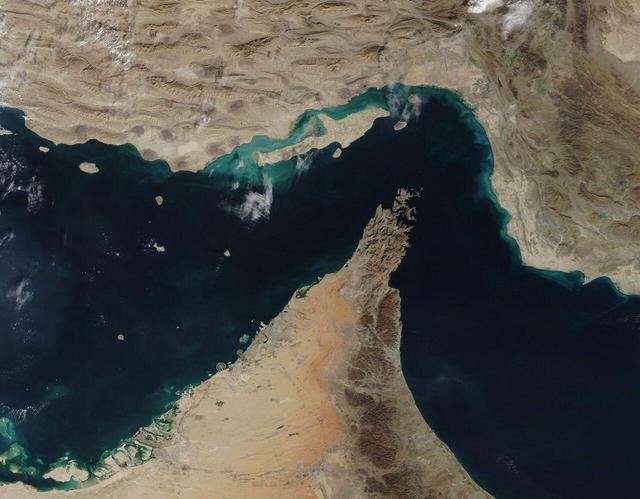 قرارگاه مرکزی خاتم الانبیا: مدیریت تنگه هرمز با اقتدار کامل اعمال می‌شود