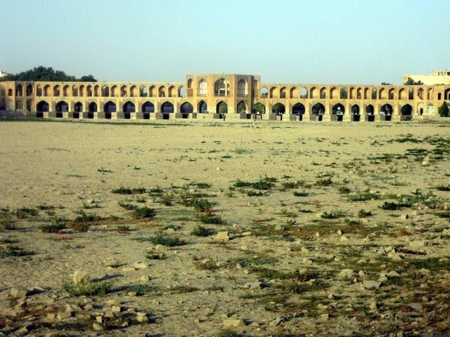 آب ذخیره پشت سد زاینده‌رود زیاد و قابل توجه است/ آب در تمام طول رودخانه جاری شود