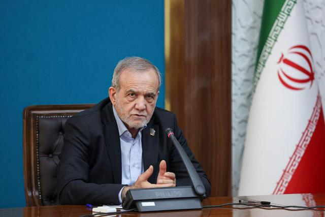 پزشکیان: جان و مسئولیت ما از رهبر شهید انقلاب که بالاتر نیست/ دولت برای هر شرایطی آماده است