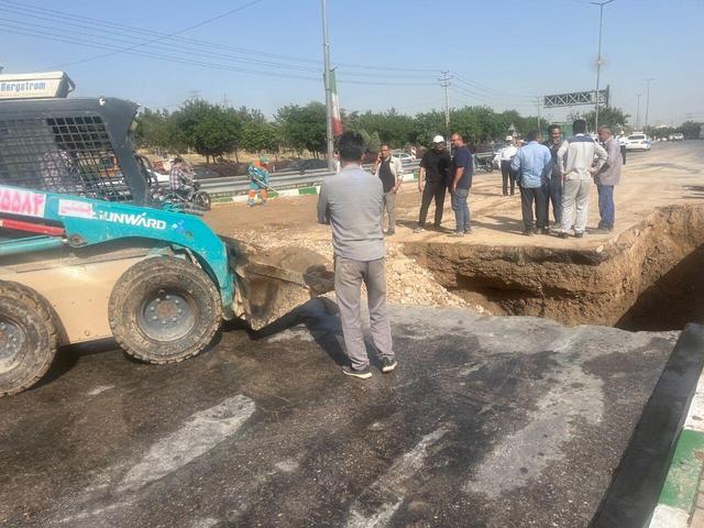 فرونشست ۵۰ متر مربعی خیابانی در مشهد در پی ترکیدگی خط انتقال آب