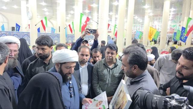 هدایای رهبر معظم انقلاب تقدیم خانواده‌های معظم شهدای مدرسه میناب شد