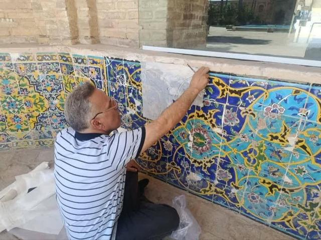 آغاز مرمت تخصصی کاشی‌کاری‌های مسجد سلطانی سمنان/ بازآفرینی نقش‌ها با دانه‌گذاری برای حفظ اصالت