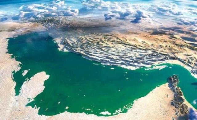 تنگه هرمز در یک شبانه‌روز میزبان عبور ۲۴ فروند کشتی شد