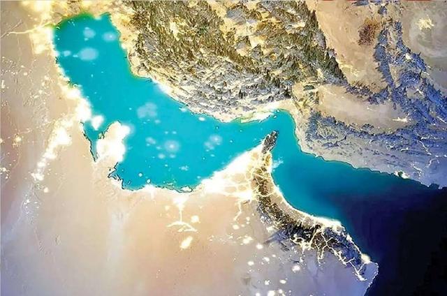 نماینده مجلس: تنگه هرمز را مثل صنعت نفت ملی می‌کنیم