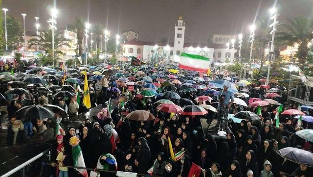 موج نود و چهارم حضور مردم رشت زیر بارش باران