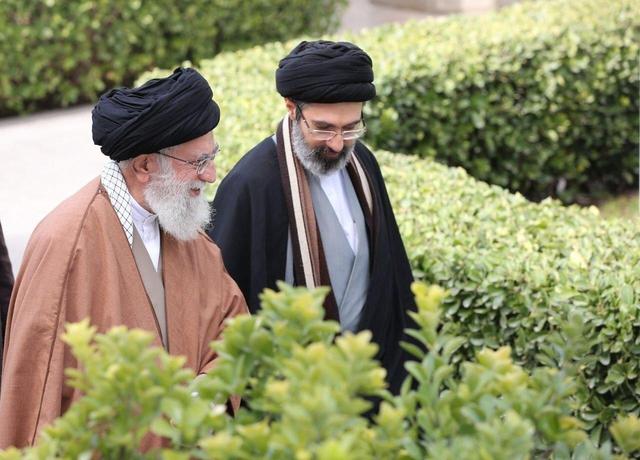 انتشار برای اولین‌بار؛ تصویر رهبر معظم انقلاب در کنار امام شهید