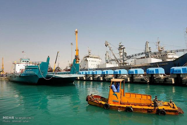 آب‌اندازی نخستین شناور ساخته‌شده طی جنگ تحمیلی سوم در هرمزگان