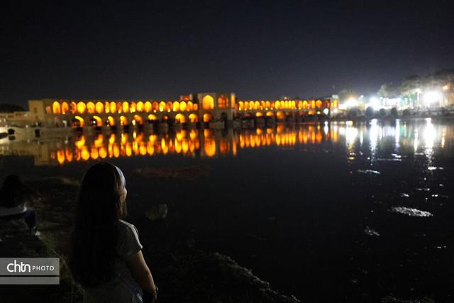 اصفهان، شب، پل خواجو، آب و زندگی