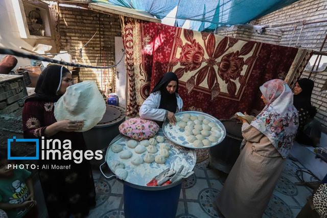 پخت ۶ هزار نان نذری غدیر به دست بانوی کارونی