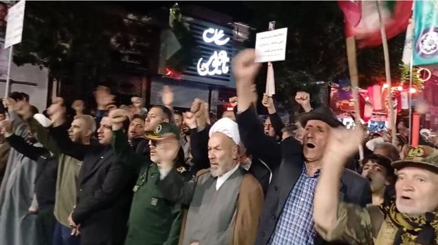 خیابان های سلماس به سنگر حمایت از انقلاب و رهبری تبدیل شده اند