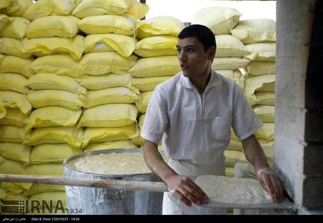 معاون استاندار خراسان رضوی:سهمیه آرد ۳۹۰ نانوایی در مشهد بیش از میزان تولید آنهاست