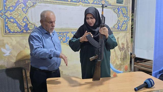 فیلم | خبرنگاران بوشهری با نحوه استفاده از سلاح و اصول ایمنی آشنا شدند