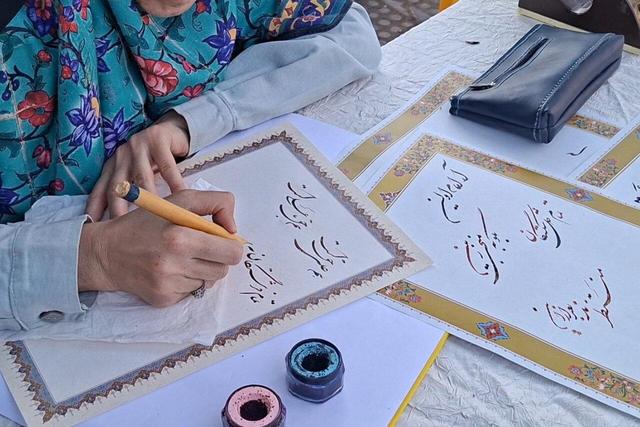 اجرای هنری ۱۰۰ هنرمند در قزوین در صدمین شب تجمع مردم در سنگر خیابان