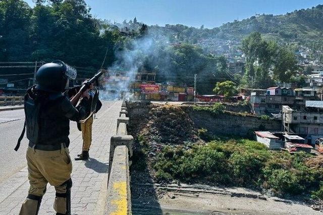 تشدید تنش در کشمیر پاکستان؛ ۴ پلیس کشته و ۲۰‌ نفر زخمی شدند