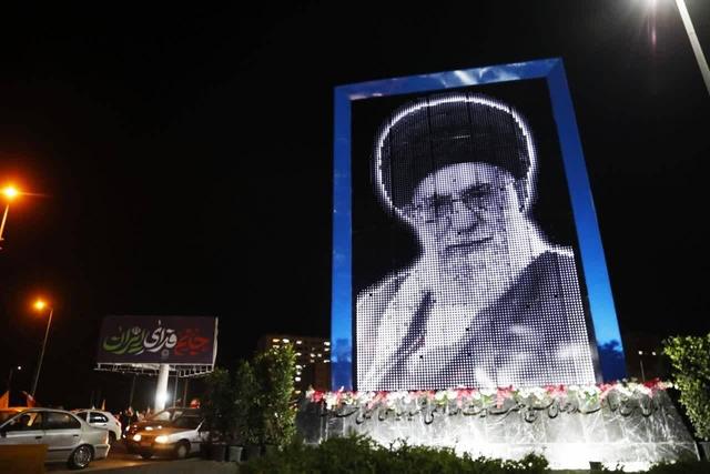 بزرگ‌ترین المان شهری رهبر شهید در قم رونمایی شد