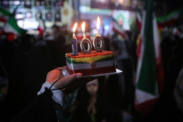 یکصدمین اجتماع شبانه مردم سنندج در میدان با اجرای فعالیت‌های فرهنگی