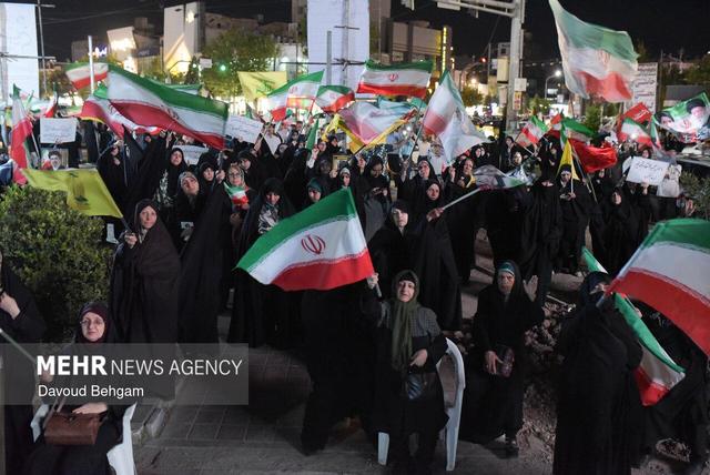 استمرار پرشور مشهدی ها در خیابان